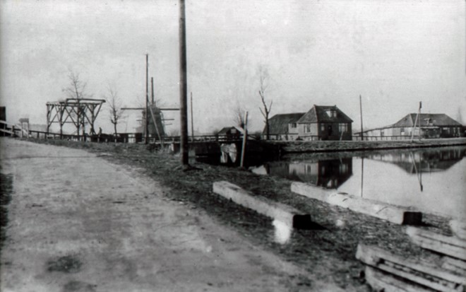 Foto rond 1930. 
Middenweg 2. 